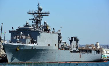 SAN DIEGO CA USA - Nisan 09 2015: USS Pearl Harbor (LSD-52), ABD Donanması 'na bağlı Harpers Ferry sınıfı liman gemisi. İkinci Dünya Savaşı 'nın başladığı Pearl Harbor' un adını aldı..