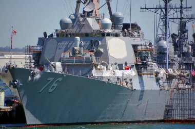 SAN DIEGO CA USA - Nisan 09 2015: USS Pearl Harbor (LSD-52), ABD Donanması 'na bağlı Harpers Ferry sınıfı liman gemisi. İkinci Dünya Savaşı 'nın başladığı Pearl Harbor' un adını aldı..