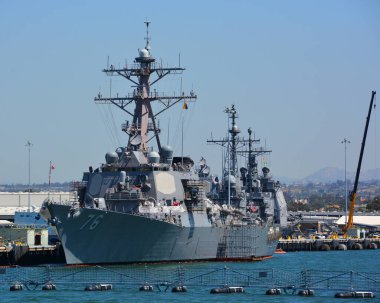 SAN DIEGO CA USA - Nisan 09 2015: USS Pearl Harbor (LSD-52), ABD Donanması 'na bağlı Harpers Ferry sınıfı liman gemisi. İkinci Dünya Savaşı 'nın başladığı Pearl Harbor' un adını aldı..
