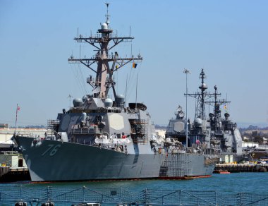 SAN DIEGO CA USA - APRIL 09 2015: Yerel halkın 32. Cadde Donanma İstasyonu olarak adlandırdığı San Diego Deniz Üssü, ABD Deniz Kuvvetleri 'nin en büyük ikinci yüzey gemisidir.