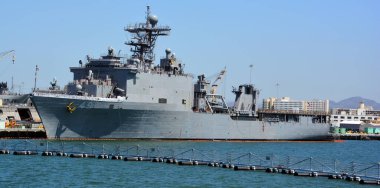 SAN DIEGO CA USA - APRIL 09 2015: Yerel halkın 32. Cadde Donanma İstasyonu olarak adlandırdığı San Diego Deniz Üssü, ABD Deniz Kuvvetleri 'nin en büyük ikinci yüzey gemisidir.