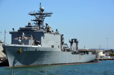 SAN DIEGO CA USA - APRIL 09 2015: Yerel halkın 32. Cadde Donanma İstasyonu olarak adlandırdığı San Diego Deniz Üssü, ABD Deniz Kuvvetleri 'nin en büyük ikinci yüzey gemisidir.