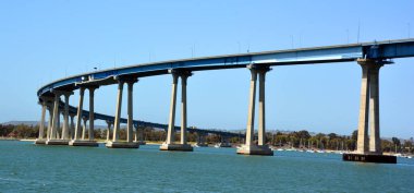 SAN DIEGO - 2009 Nisan 2015: Coronado Köprüsü, San Diego Körfezi üzerinde San Diego Körfezi 'ni Coronado, Kaliforniya' ya bağlayan önceden gerilmiş bir çelik kiriş köprüsü.