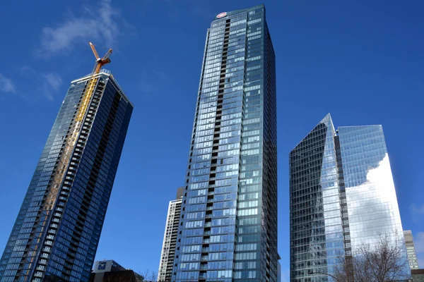 MONTREAL QUEBEC CANADA - 04 04 04 2020: Tour des Canadian ens 2 (2019) ve 3 (2021 yapımı) apartman dairesi gökdelenleri kompleksi. Montreal şehir merkezindeki Bell Center 'ın yanında yer almaktadır.