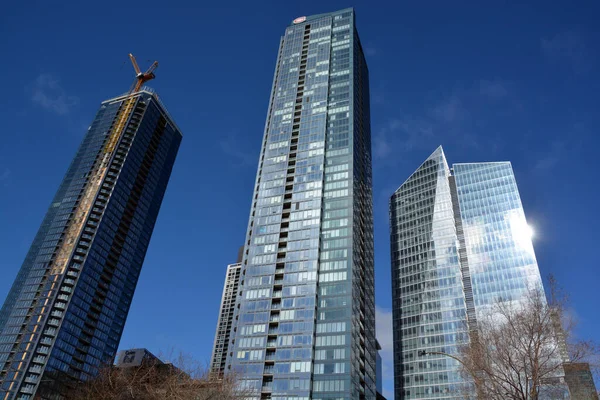 MONTREAL QUEBEC CANADA - 04 04 04 2020: Tour des Canadian ens 2 (2019) ve 3 (2021 yapımı) apartman dairesi gökdelenleri kompleksi. Montreal şehir merkezindeki Bell Center 'ın yanında yer almaktadır.