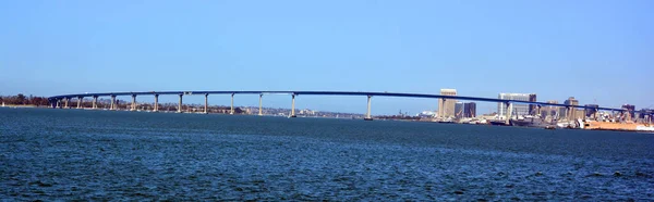 San Diego エイプリル09 2015 コロナド橋は 米国サンディエゴ湾を横断し カリフォルニア州コロナドとサンディエゴを結ぶ プレストレストコンクリート製の橋桁橋です — ストック写真