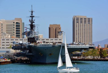 SAN DIEGO, CALIFORNIA USA - 04 8 2015: USS Midway, ABD Donanması 'nın bir uçak gemisidir. 2. Dünya Savaşı 'nın bitiminden bir hafta sonra görevlendirilen gemi artık bir müze gemisi.