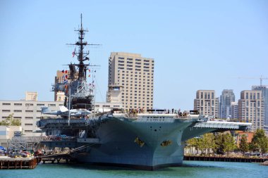 SAN DIEGO, CALIFORNIA USA - 04 8 2015: USS Midway, ABD Donanması 'nın bir uçak gemisidir. 2. Dünya Savaşı 'nın bitiminden bir hafta sonra görevlendirilen gemi artık bir müze gemisi.