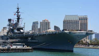 SAN DIEGO, CALIFORNIA USA - 04 8 2015: USS Midway, ABD Donanması 'nın bir uçak gemisidir. 2. Dünya Savaşı 'nın bitiminden bir hafta sonra görevlendirilen gemi artık bir müze gemisi.