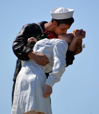 SAN DIEGO USA - 8 Nisan 2015: San Diego 'daki limanda kayıtsız şartsız teslim heykel. Seward Johnson tarafından yapılan heykel, New York Times Meydanı 'ndaki VJ günü Alfred Eisenstaedt' in fotoğrafına benziyor.