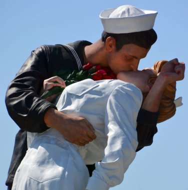 SAN DIEGO USA - 8 Nisan 2015: San Diego 'daki limanda kayıtsız şartsız teslim heykel. Seward Johnson tarafından yapılan heykel, New York Times Meydanı 'ndaki VJ günü Alfred Eisenstaedt' in fotoğrafına benziyor.