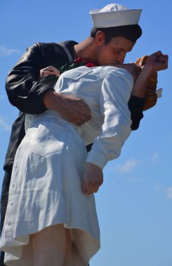 SAN DIEGO USA - 8 Nisan 2015: San Diego 'daki limanda kayıtsız şartsız teslim heykel. Seward Johnson tarafından yapılan heykel, New York Times Meydanı 'ndaki VJ günü Alfred Eisenstaedt' in fotoğrafına benziyor.