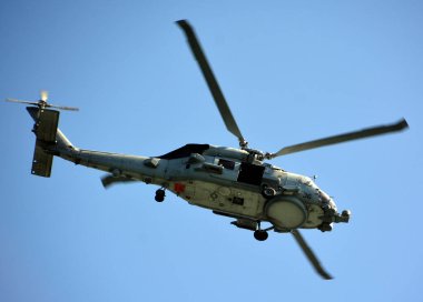 SAN DIEGO CA USA - APRIL 09 2015: Helikopter Deniz Muharebe Filosu (HSC) 3, San Diego 'daki Donanma Hava Üssü Kuzey Adası' ndaki en gelişmiş helikopterlerden biriyle çalışıyor.