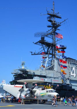 SAN DIEGO, CALIFORNIA USA - 04 8 2015: USS Midway, ABD Donanması 'nın bir uçak gemisidir. 2. Dünya Savaşı 'nın bitiminden bir hafta sonra görevlendirilen gemi artık bir müze gemisi.
