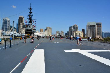 SAN DIEGO, CALIFORNIA USA - 04 8 2015: USS Midway, ABD Donanması 'nın bir uçak gemisidir. 2. Dünya Savaşı 'nın bitiminden bir hafta sonra görevlendirilen gemi artık bir müze gemisi.