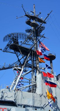 SAN DIEGO, CALIFORNIA USA - 04 8 2015: USS Midway, ABD Donanması 'nın bir uçak gemisidir. 2. Dünya Savaşı 'nın bitiminden bir hafta sonra görevlendirilen gemi artık bir müze gemisi.