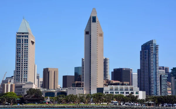 SAN DIEGO CA USA - Nisan 08 2015: Manchester Grand Hyatt Hotel San Diego 'da iki kuleden oluşan yüksek binadır. Kuleler şehirdeki en yüksek üçüncü ve yedinci binalar.