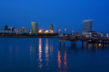SAN DIEGO CA USA - 6 Nisan 2015: Geceleri San Diego şehir merkezi, San Diego 'nun en büyük sekizinci şehri olarak hizmet vermektedir..