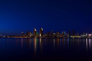 SAN DIEGO CA USA - 6 Nisan 2015: Geceleri San Diego şehir merkezi, San Diego 'nun en büyük sekizinci şehri olarak hizmet vermektedir..