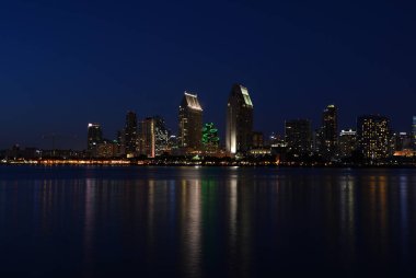 SAN DIEGO CA USA - 6 Nisan 2015: Geceleri San Diego şehir merkezi, San Diego 'nun en büyük sekizinci şehri olarak hizmet vermektedir..