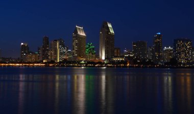 SAN DIEGO CA USA - 6 Nisan 2015: Geceleri San Diego şehir merkezi, San Diego 'nun en büyük sekizinci şehri olarak hizmet vermektedir..
