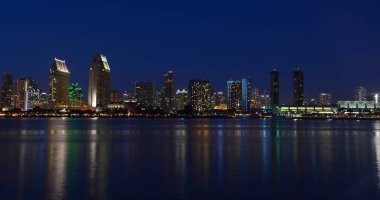 SAN DIEGO CA USA - 6 Nisan 2015: Geceleri San Diego şehir merkezi, San Diego 'nun en büyük sekizinci şehri olarak hizmet vermektedir..