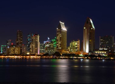 SAN DIEGO CA USA - 6 Nisan 2015: Geceleri San Diego şehir merkezi, San Diego 'nun en büyük sekizinci şehri olarak hizmet vermektedir..