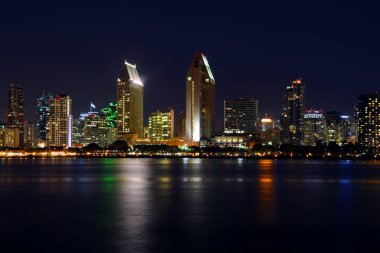 SAN DIEGO CA USA - 6 Nisan 2015: Geceleri San Diego şehir merkezi, San Diego 'nun en büyük sekizinci şehri olarak hizmet vermektedir..