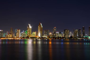 SAN DIEGO CA USA - 6 Nisan 2015: Geceleri San Diego şehir merkezi, San Diego 'nun en büyük sekizinci şehri olarak hizmet vermektedir..