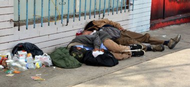 SAN DIEGO CA USA - 8 Nisan 2015: 800 'den fazla evsiz San Diego şehir merkezinde korunmasız yaşıyordu