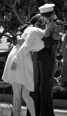 SAN DIEGO USA - 8 Nisan 2015: San Diego 'daki limanda kayıtsız şartsız teslim heykel. Seward Johnson tarafından yapılan heykel, New York Times Meydanı 'ndaki VJ günü Alfred Eisenstaedt' in fotoğrafına benziyor.