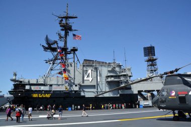 SAN DIEGO, CALIFORNIA USA - 04 8 2015: USS Midway, ABD Donanması 'nın bir uçak gemisidir. 2. Dünya Savaşı 'nın bitiminden bir hafta sonra görevlendirilen gemi artık bir müze gemisi. 