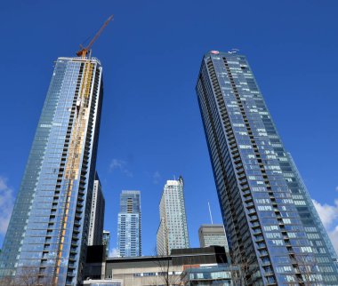 MONTREAL QUEBEC CANADA - 04 16 2020: Tour des Canadian ens 2 (2019) ve 3 (yapım aşamasında) apartman dairesi gökdelenleri kompleksi. Montreal şehir merkezindeki Bell Center 'ın yanında yer almaktadır.