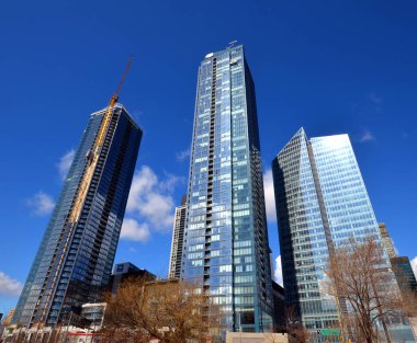 MONTREAL QUEBEC CANADA - 04 16 2020: Tour des Canadian ens 2 (2019) ve 3 (yapım aşamasında) apartman dairesi gökdelenleri kompleksi. Montreal şehir merkezindeki Bell Center 'ın yanında yer almaktadır.