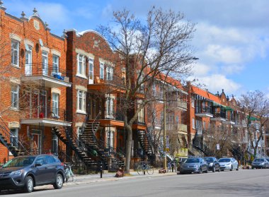 MONTREAL CANADA - 04 16 2020: Montreal 'deki Saint-Denis caddesinde demirden merdivenleri olan tipik bir kasaba evi.