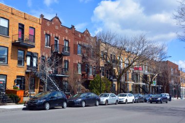 MONTREAL CANADA - 04 16 2020: Montreal 'deki Saint-Denis caddesinde demirden merdivenleri olan tipik bir kasaba evi.