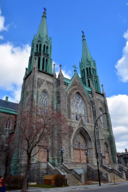 MONTREAL QUEBEC CANADA - 04 16 2020: Saint-Edouard Kilisesi, Roma Katolik Kilisesi. İngiltere Kralı Confessor Edward 'a ithaf edilmiştir. İnşaatı 1901 'de başladı ve 1909' da tamamlandı.