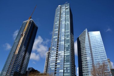 MONTREAL QUEBEC CANADA - 04 16 2020: Tour des Canadian ens 2 (2019) ve 3 (yapım aşamasında) apartman dairesi gökdelenleri kompleksi. Montreal şehir merkezindeki Bell Center 'ın yanında yer almaktadır. 