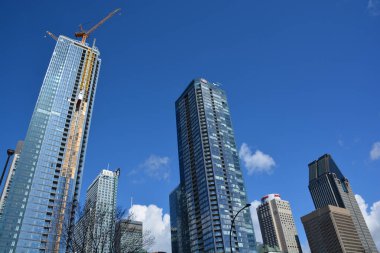 MONTREAL QUEBEC CANADA - 04 16 2020: Tour des Canadian ens 2 (2019) ve 3 (yapım aşamasında) apartman dairesi gökdelenleri kompleksi. Montreal şehir merkezindeki Bell Center 'ın yanında yer almaktadır. 