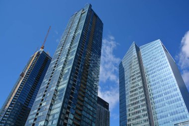 MONTREAL QUEBEC CANADA - 04 16 2020: Tour des Canadian ens 2 (2019) ve 3 (yapım aşamasında) apartman dairesi gökdelenleri kompleksi. Montreal şehir merkezindeki Bell Center 'ın yanında yer almaktadır. 