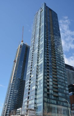 MONTREAL QUEBEC CANADA - 04 16 2020: Tour des Canadian ens 2 (2019) ve 3 (yapım aşamasında) apartman dairesi gökdelenleri kompleksi. Montreal şehir merkezindeki Bell Center 'ın yanında yer almaktadır. 