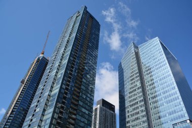 MONTREAL QUEBEC CANADA - 04 16 2020: Tour des Canadian ens 2 (2019) ve 3 (yapım aşamasında) apartman dairesi gökdelenleri kompleksi. Montreal şehir merkezindeki Bell Center 'ın yanında yer almaktadır. 