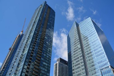 MONTREAL QUEBEC CANADA - 04 16 2020: Tour des Canadian ens 2 (2019) ve 3 (yapım aşamasında) apartman dairesi gökdelenleri kompleksi. Montreal şehir merkezindeki Bell Center 'ın yanında yer almaktadır. 