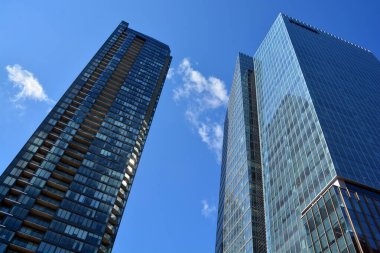 MONTREAL QUEBEC CANADA - 04 04 04 2020: Tour des Canadian ens 2 (2019) ve 3 (2021 yapımı) apartman dairesi gökdelenleri kompleksi. Deloitte Kulesi 26 katlı bir ofis binası.