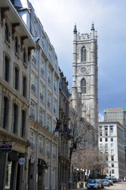 MONTREAL CANADA - 01 10 2020: Place d 'arme and Notre-Dame Basilica (Fransızca: Basilique Notre-Dame de Montreal), Montreal' in tarihi bölgesinde yer alan bir bazilika.