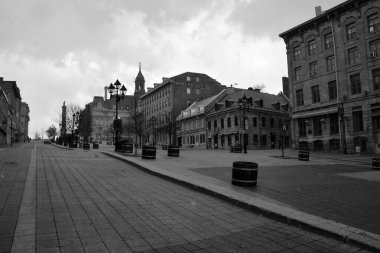 MONTREAL CANADA - 04 16 2020: Place Jacques-Cartier, Montreal, Quebec, Kanada 'da bulunan bir meydan ve Montreal' in eski limanına bir giriş..