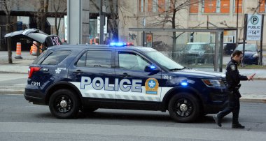 MONTREAL QUEBEC CANADA - 04 16 2020: Montreal Polis Teşkilatı 'nın (SPVM) arabası (Montreal Polis Servisi' nin Fransızcası) covid-19 salgını sırasında halkın korunması için görevdedir..