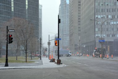 MONTREAL QUEBEC CANADA - 03: 24 2020: CUVID-19 salgınını önlemek için gouvernement tarafından kapatılan gereksiz işletmelerin ardından Montreal caddesi neredeyse boş