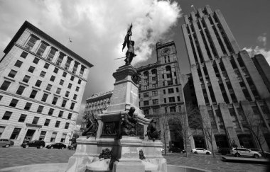 MONTREAL QUEBEC CANADA - 05: 19 17: The Aldred Building or Builfice La Prevoyance, Kanada 'nın Quebec kentinin Montreal şehrinin tarihi Place d' Armes meydanında bulunan bir sanat deco binasıdır.