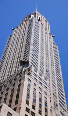 NEW YORK USA - 27 Ekim 2020: New York 'taki Chrysler binasının ön cephesinin ayrıntıları, 1931' de Empire State Binası tarafından aşılmadan önce dünyanın en yüksek binasıydı..
